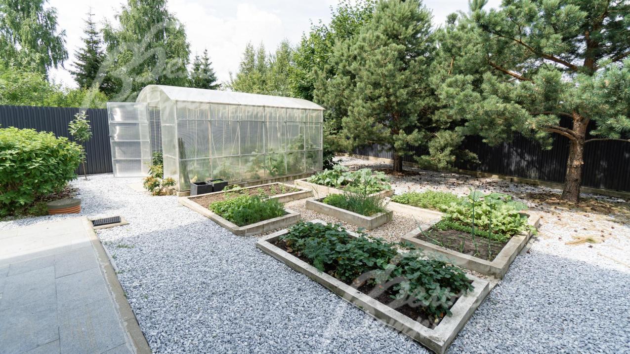 разбиты грядки в современном стиле по английскому типу, теплица