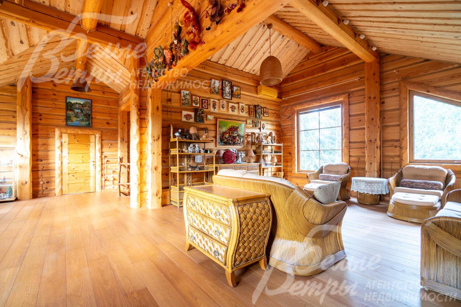 На мансардном уровне расположен просторный холл со второй гостиной