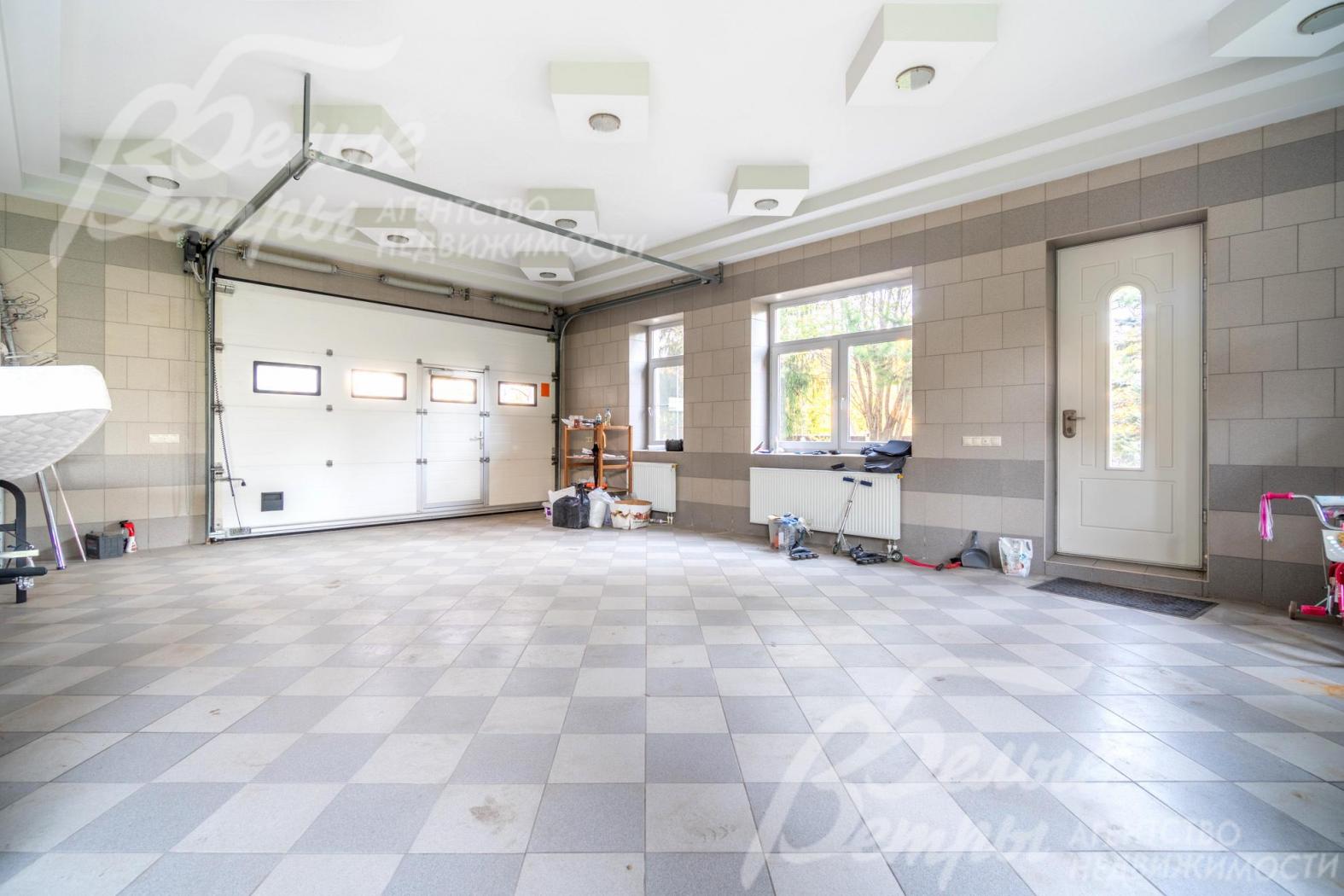 Гараж 110 кв.м, который при необходимости возможно переделать в жилые помещения. 
