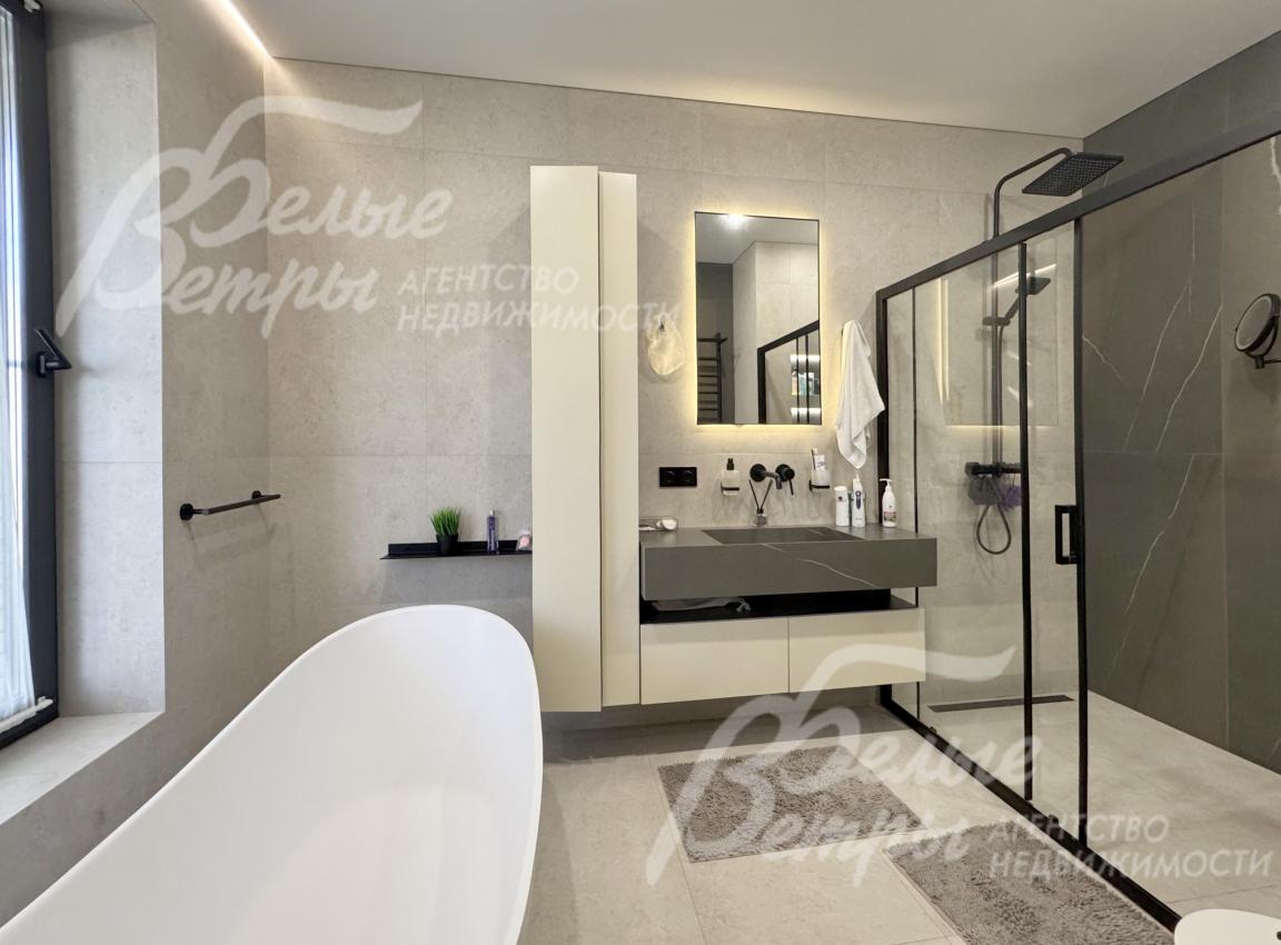 Санузел мастер-спальни - с ванной и душевой, в санузлах дома установлена мебель, выполненная на заказ