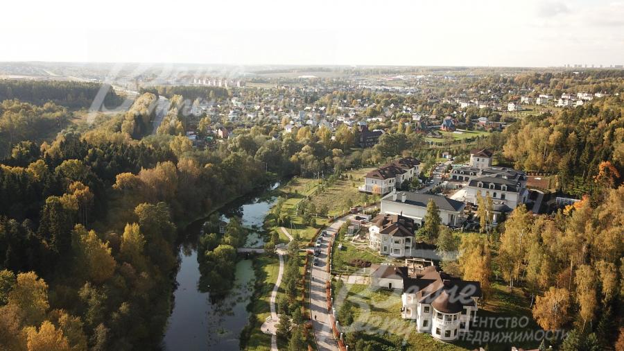 Оборудованная для прогулок набережная в поселке Идиллия