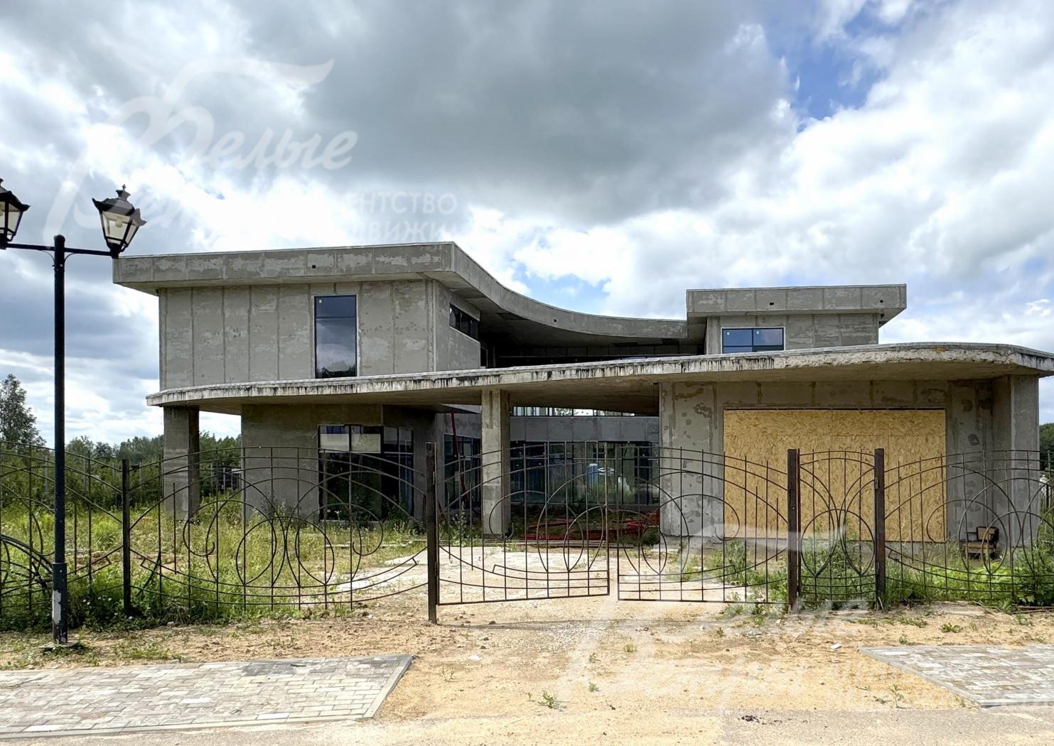 В проекте - 3 больших террасы и балкон (общая площадь террас и балкона - более 290 кв.м), гараж на 2 автомобиля на 1-м этаже