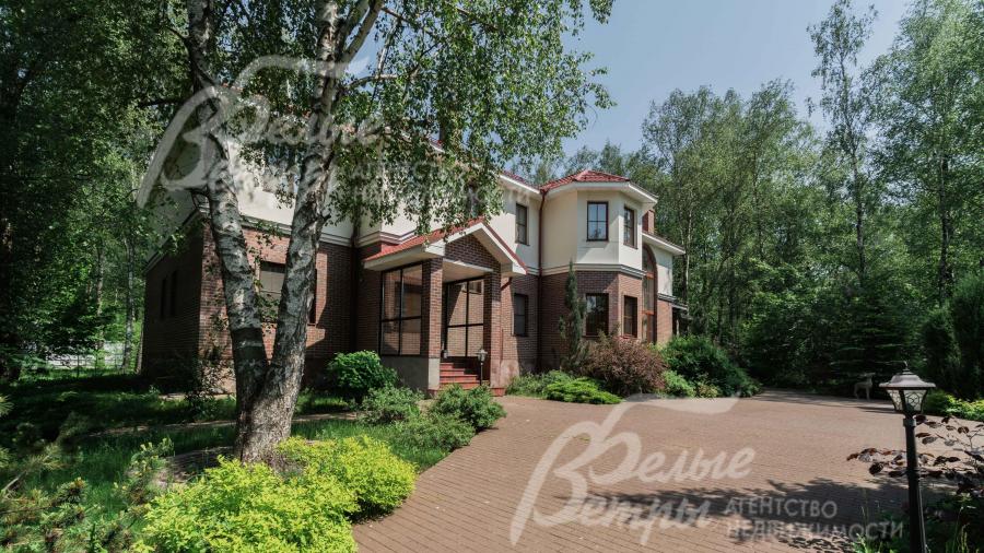 Перед домом сделан ландшафтный дизайн, высажены десятки деревьев и кустарников