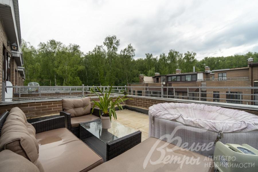 Зона отдыха с садовой мебелью на эксплуатируемой кровле. 