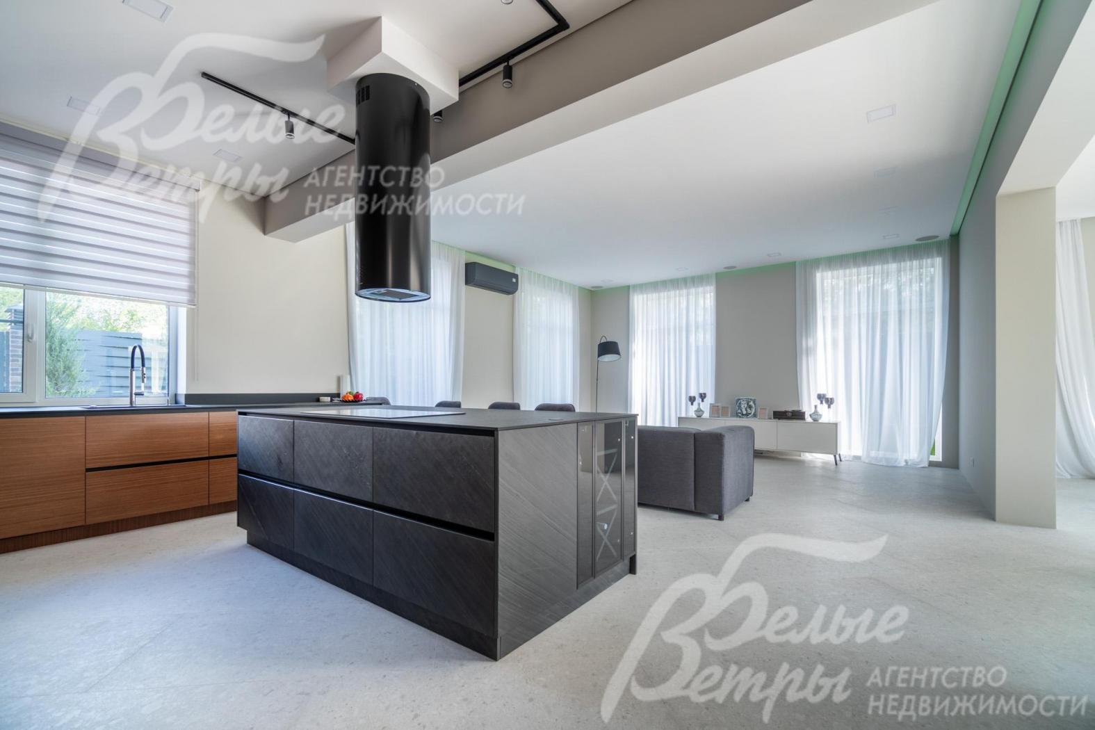 Стильный остров - с фасадами из шпона натурального черного сланца, с 2-я витринами с подсветкой