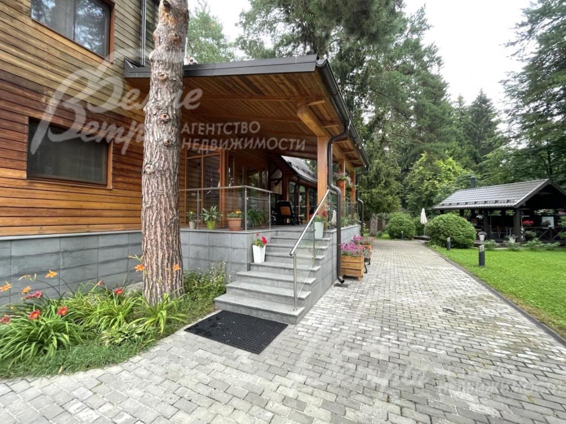 Красивый ухоженный участок с лесными деревьями