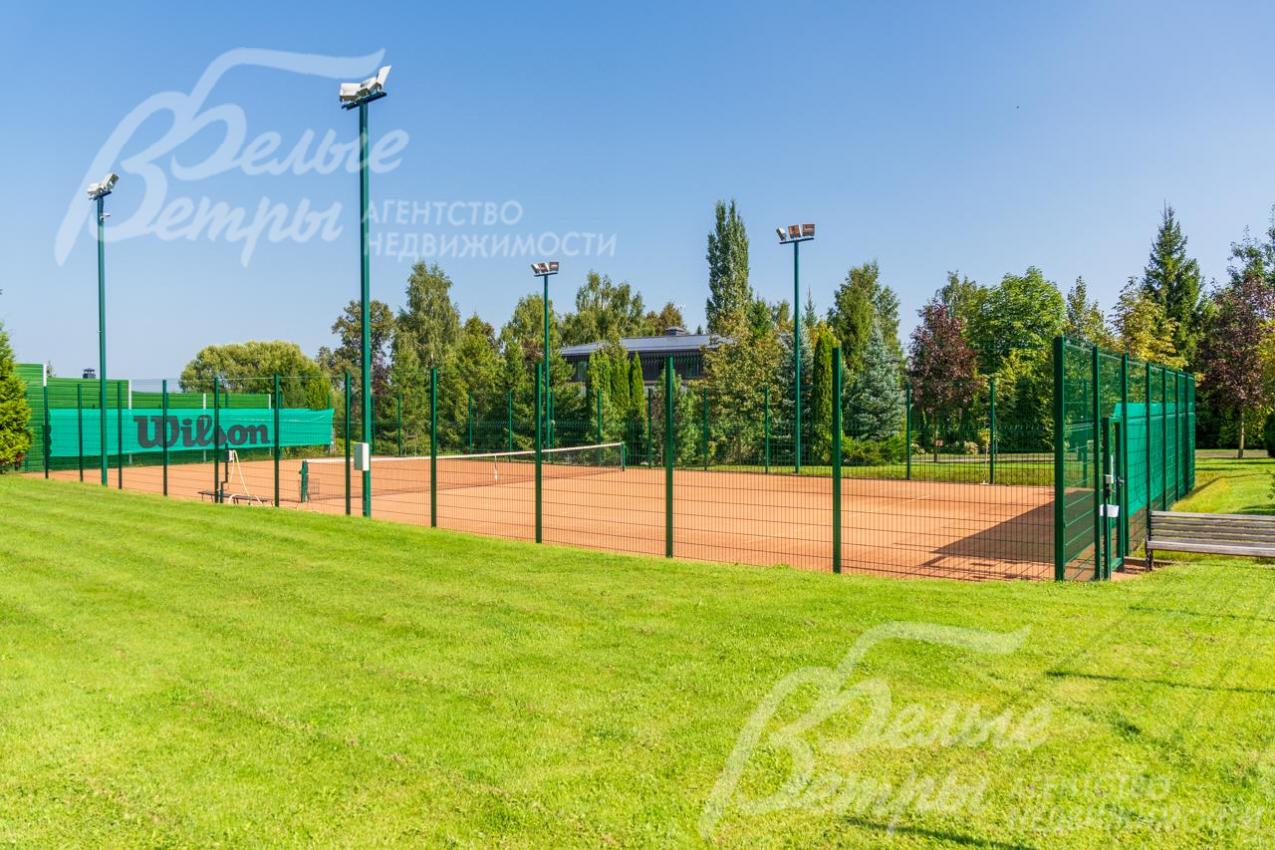 Теннисный корт с вечерним освещением.