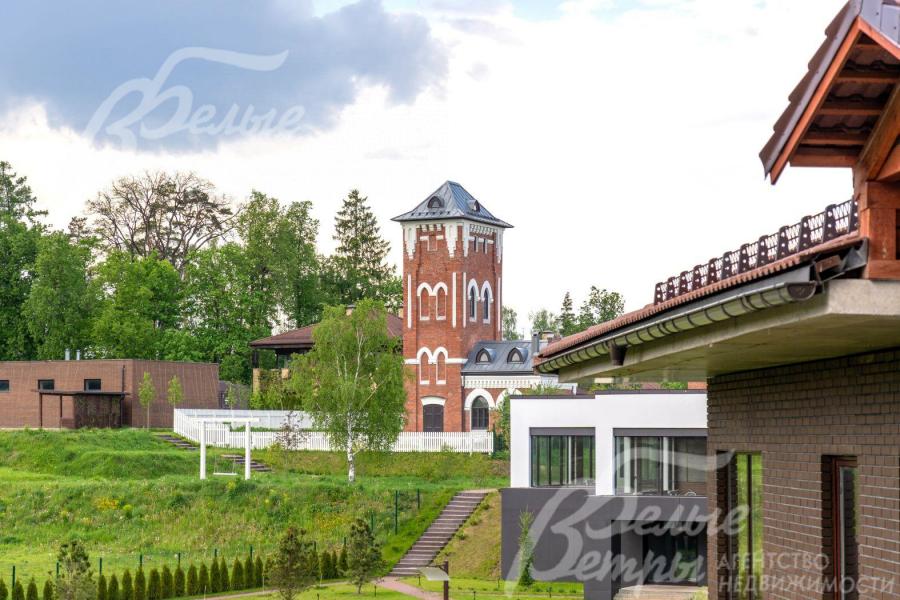 Напротив дома находится старинная водонапорная башня