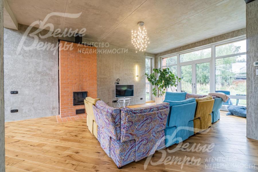 В гостиной панорамное остекление