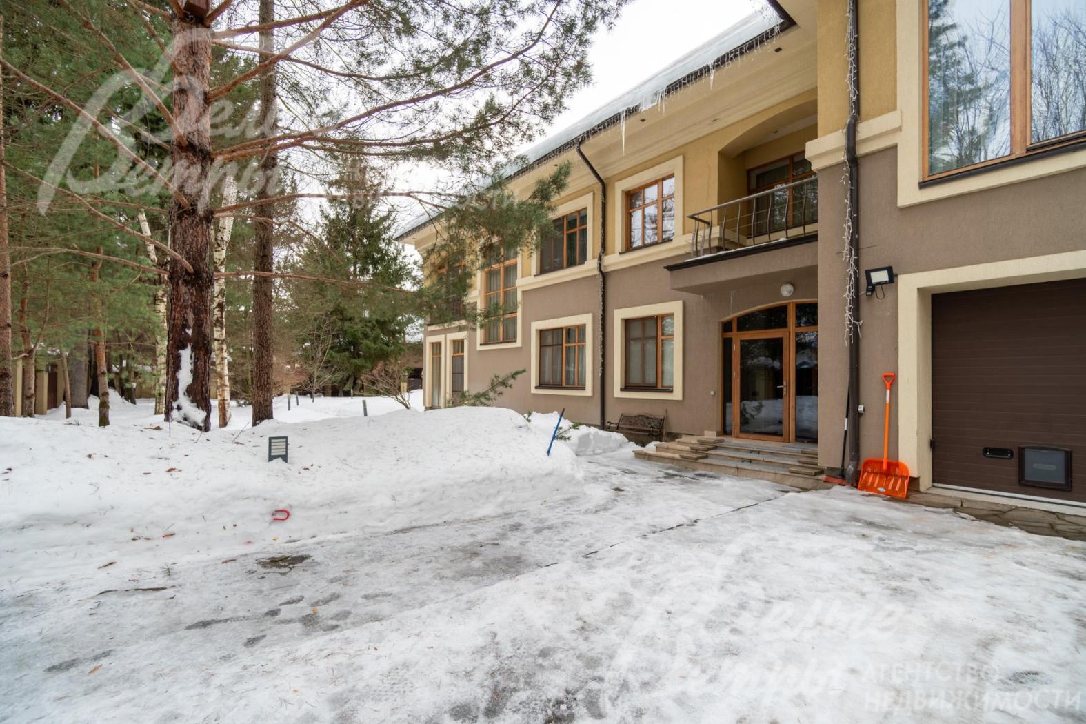 Рядом спортивно-оздоровительный комплекс Управделами Президента, частный детский сад Бэви-Вэй