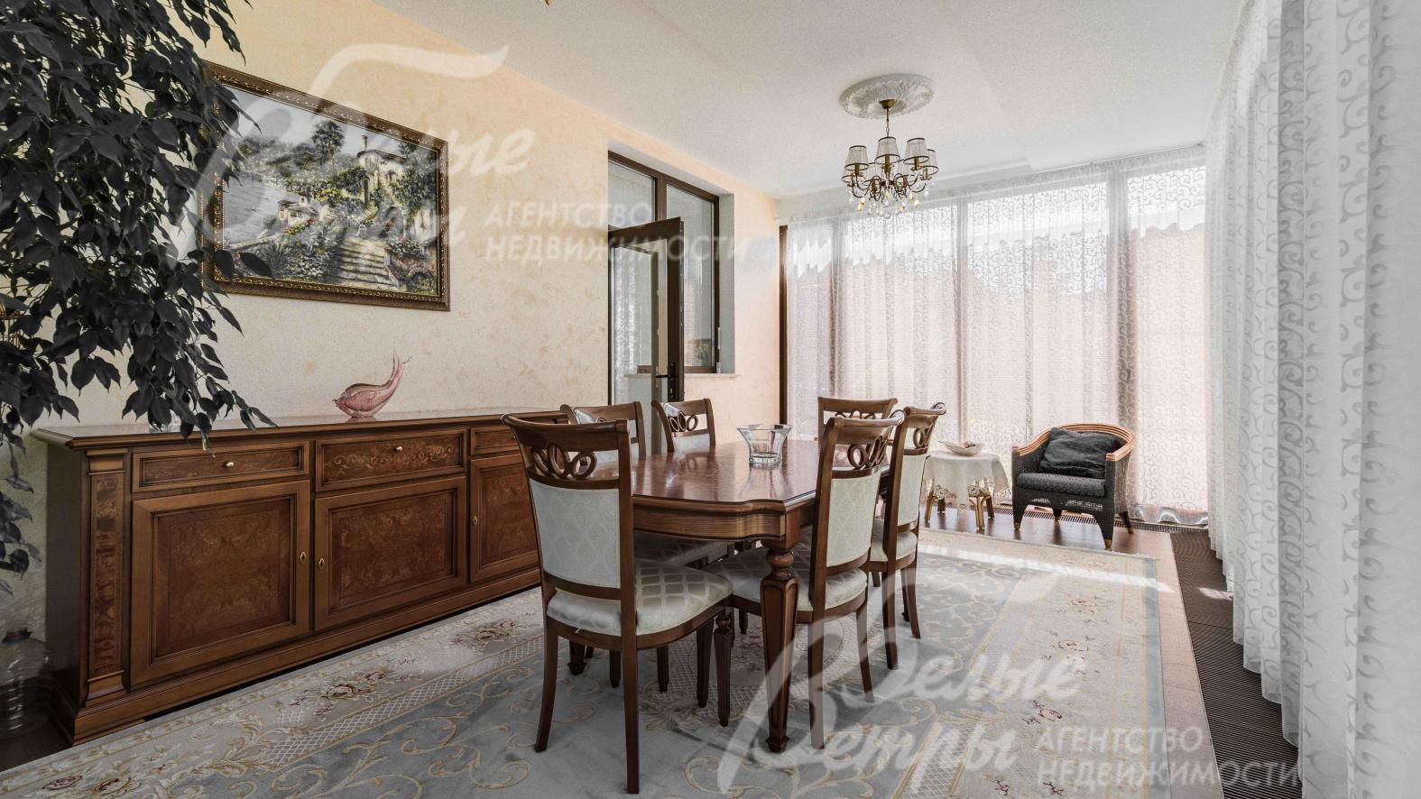 В столовой по периметру остекление от пола с внутрипольными конвекторами, обеденный стол на 6 персон