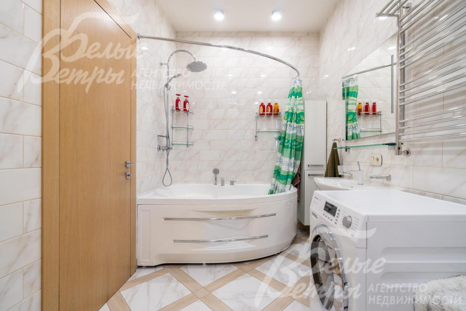 Санузел на втором этаже с большой угловой ванной и стиральной машиной
