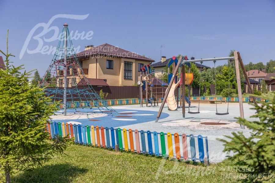 Детская площадка на территории коттеджного посёлка