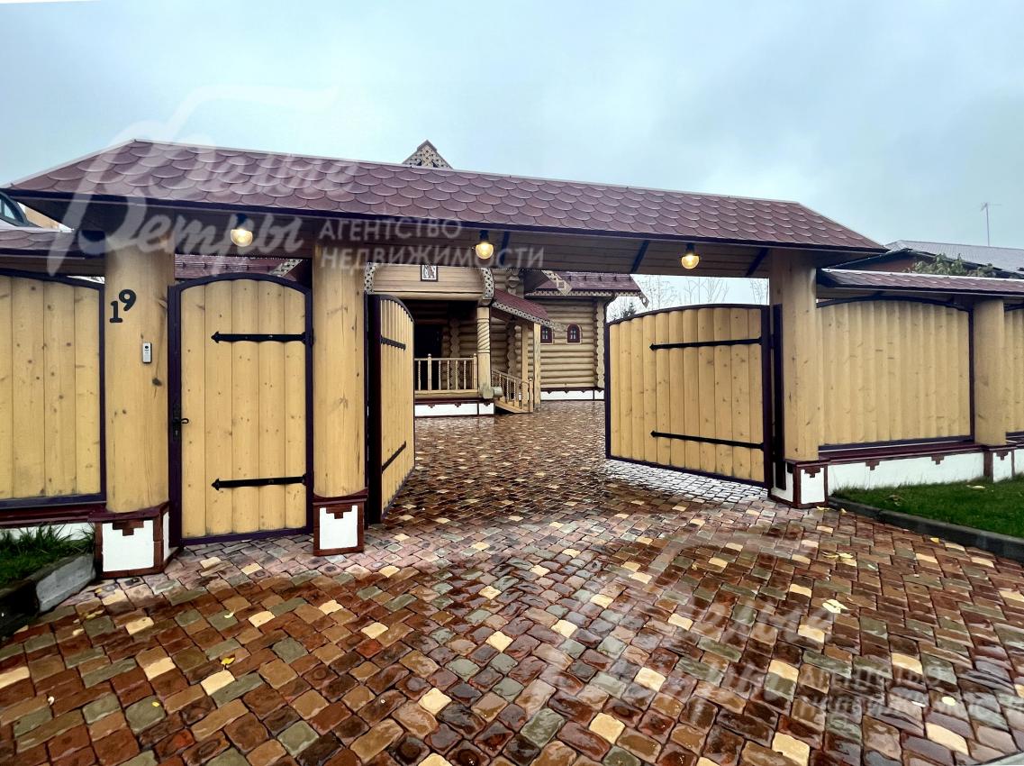 Перед домом – большая парковочная площадка, выложенная брусчаткой, имитирующей натуральный камень, на бетонном основании