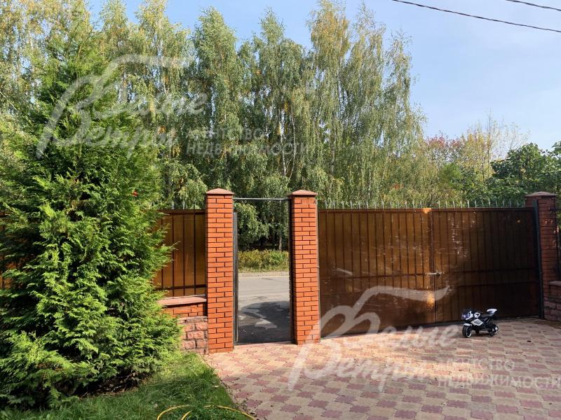 Участок 4 сотки огорожен забором на кирпичных столбах