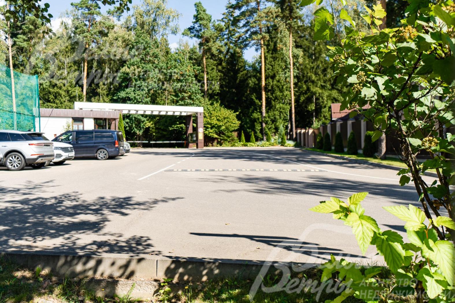 При въезде в поселок КПП с видеонаблюдением и автоматическими воротами.