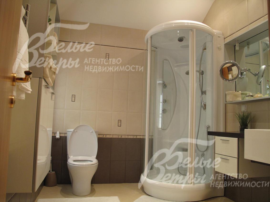 Санузел с душевой кабиной производства Jakuzzi