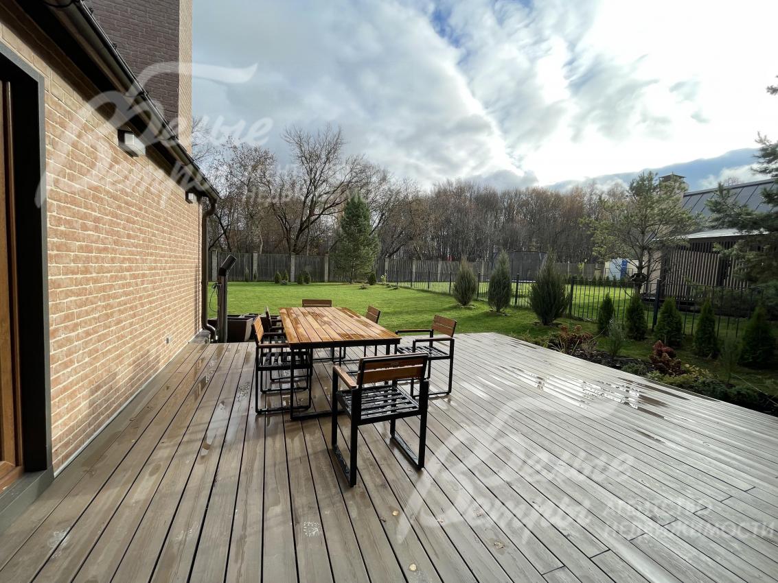 Открытая терраса с садовой мебелью