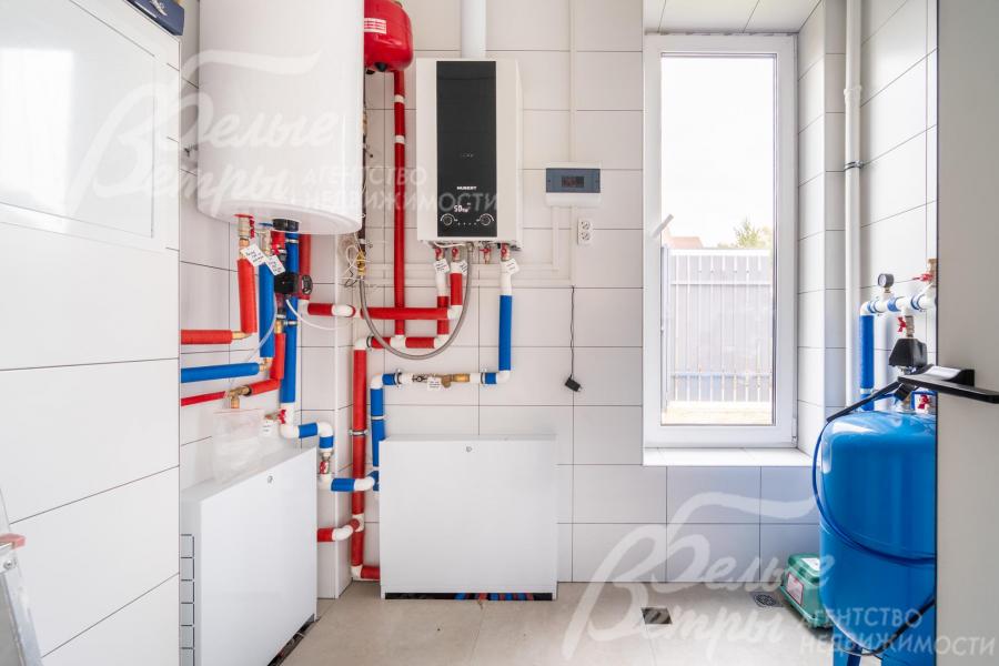 В котельной - настенный котёл Hubert (Япония) на 24 кВт, бойлер на 125 л, фильтр жесткой очистки воды