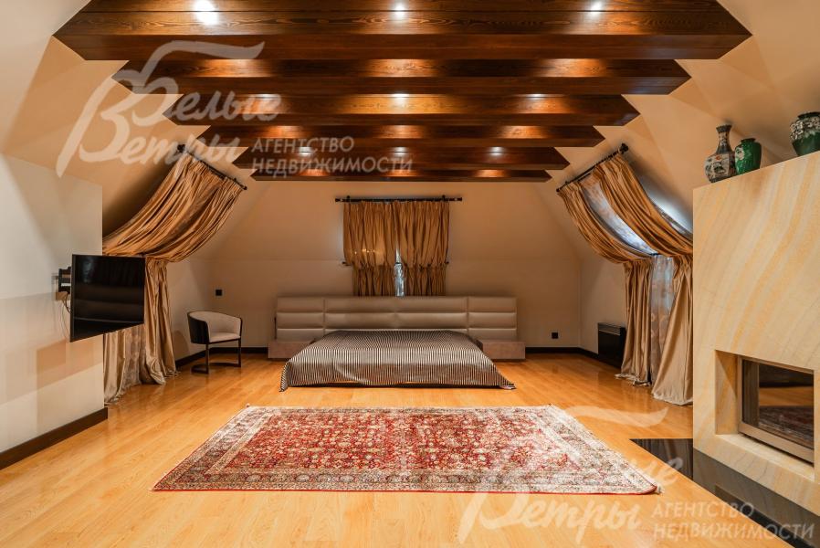 Просторная спальня с камином на 3-ем этаже