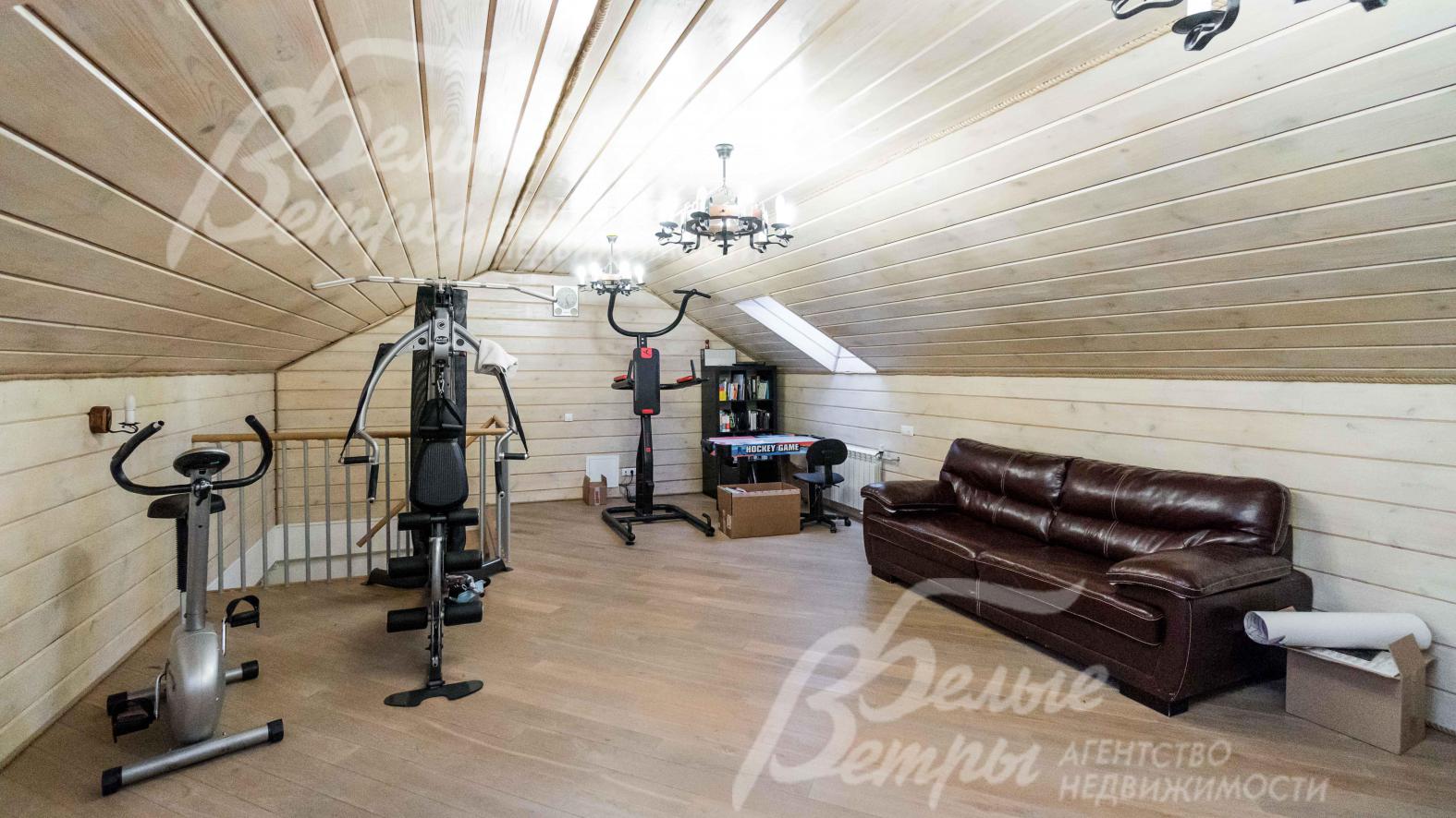 Стены и пол мансардного этажа обшиты деревянной доской