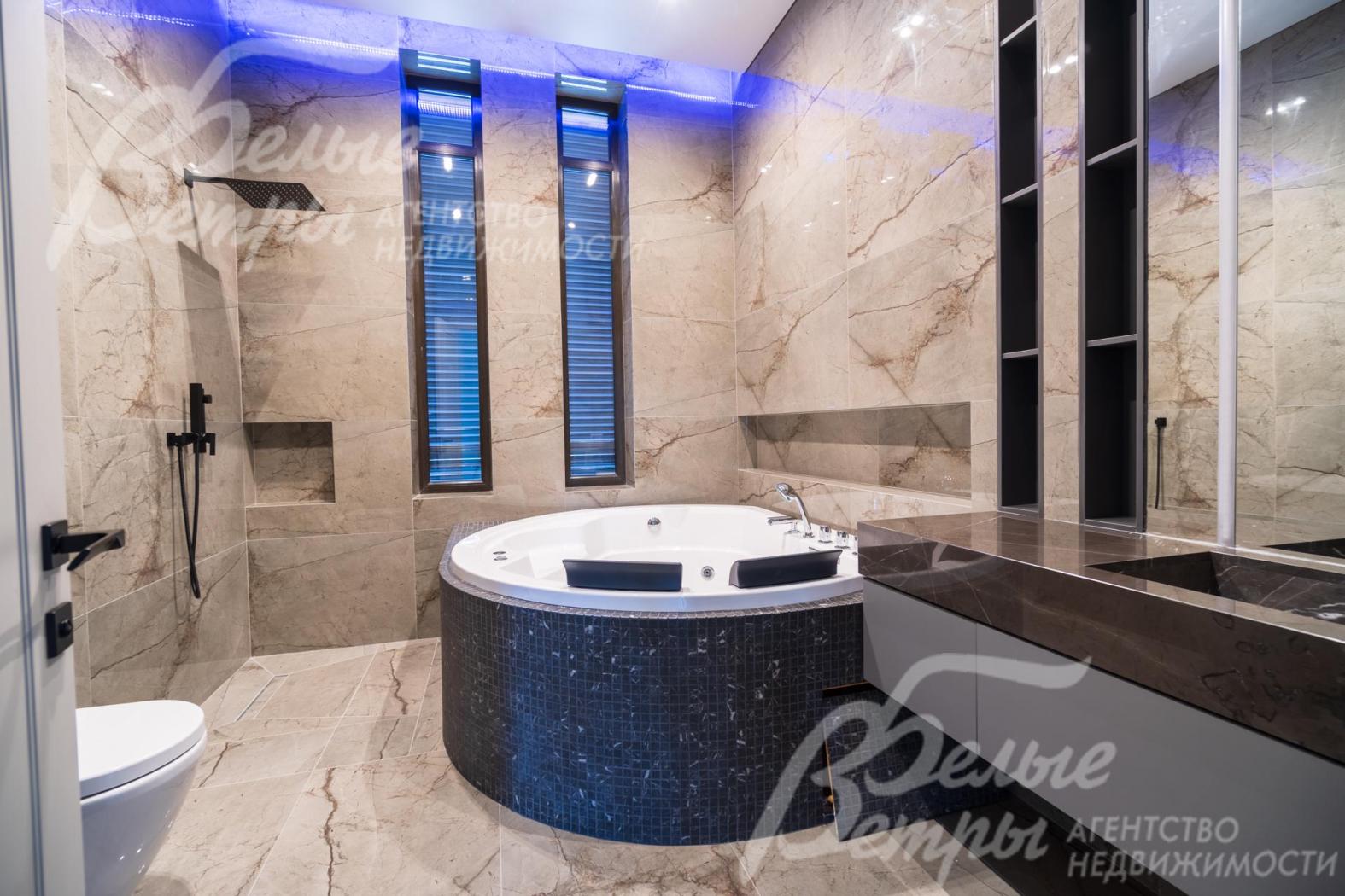 Круглая ванна-джакузи в санузле 2-го этажа