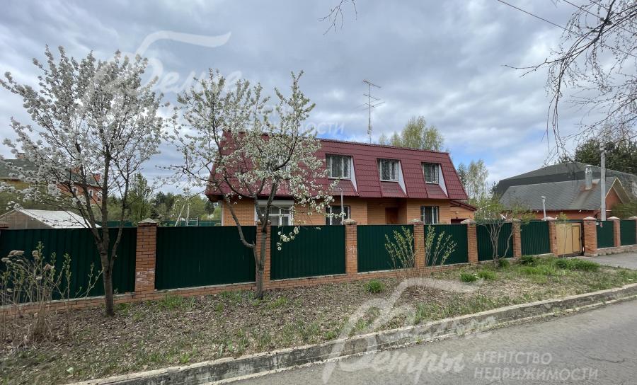 Участок огорожен забором