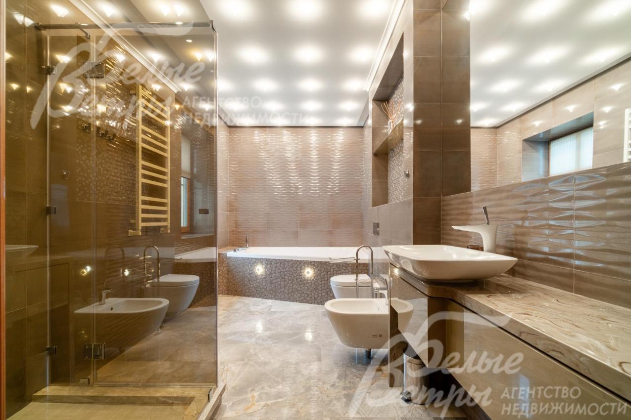 Санузел с угловой ванной и душевой в мастер-блоке