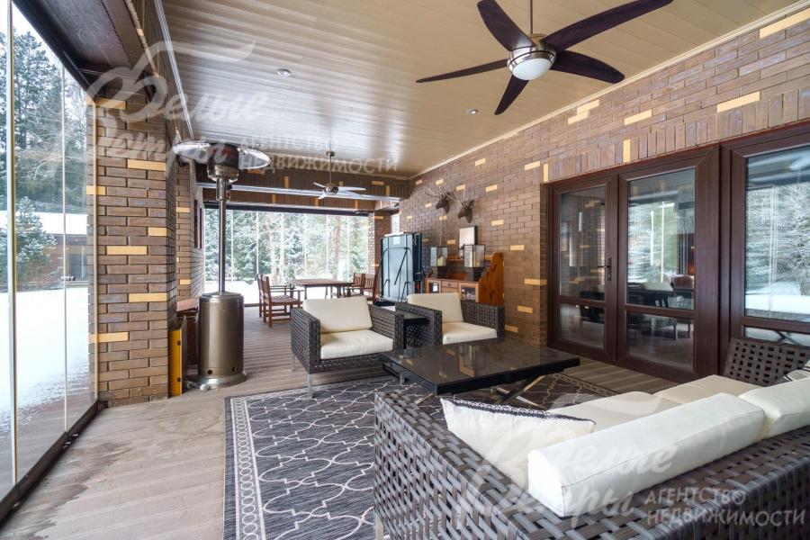 Крытая веранда 57 кв.м панорамным раздвижным безрамным остеклением и комплексом барбекю.