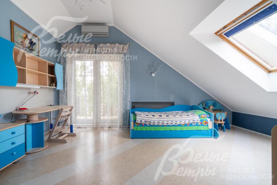 Вторая спальня (детская) на мансардном этаже с выходом на балкон