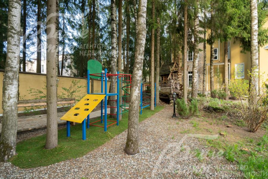 На участке установлен детский игровой комплекс
