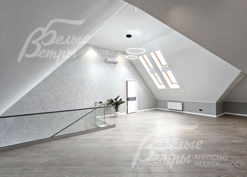 В доме - функциональный мансардный этаж с отделкой в светлых тонах и кондиционером