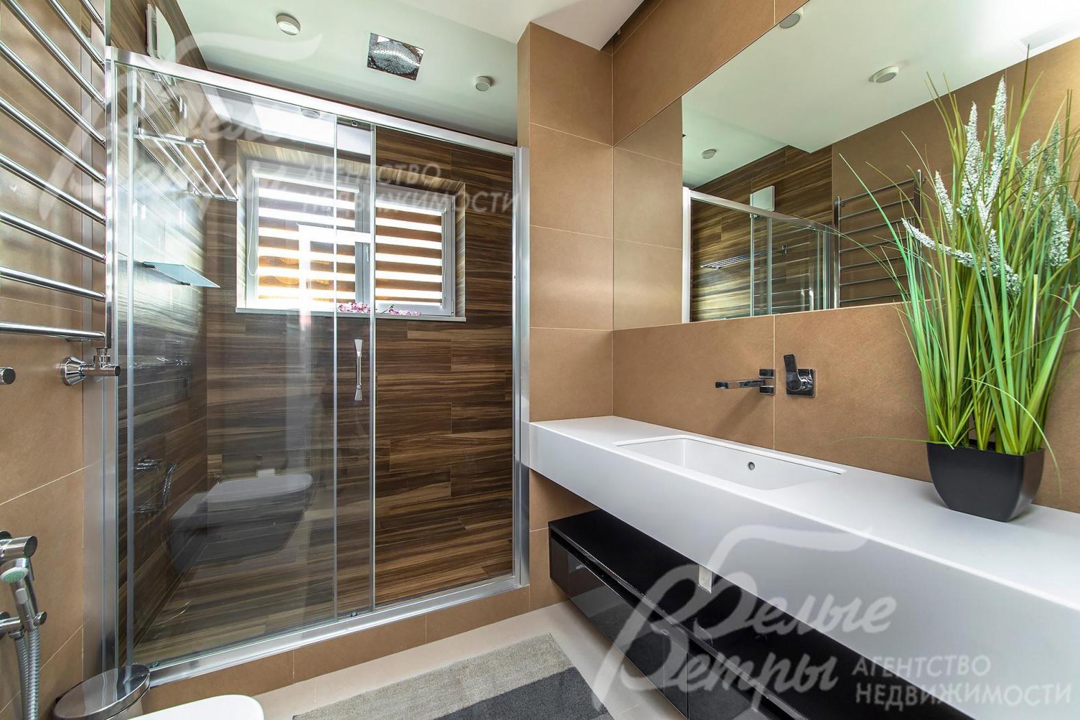 Санузел с душем на первом этаже