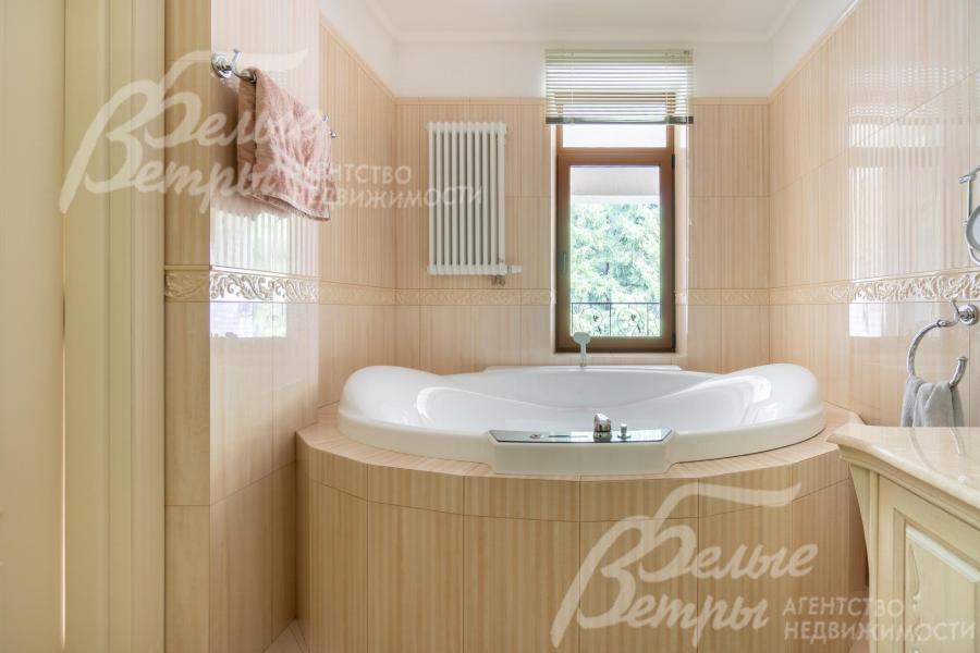 В санузле при мастер-спальни - джакузи с гидромассажем, расположенная у окна