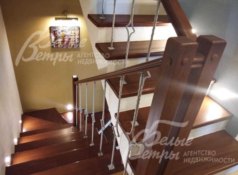 Лестничный марш из массива лиственницы с подсветкой