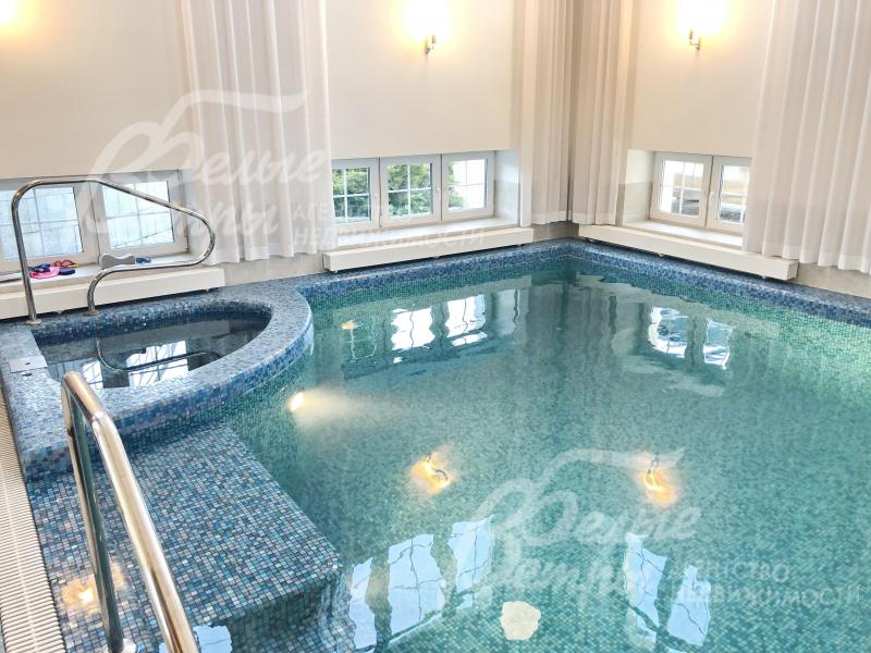 Бассейн переливной 7.5*6 м, глубиной до 2 м, с противотоком и римским входом 