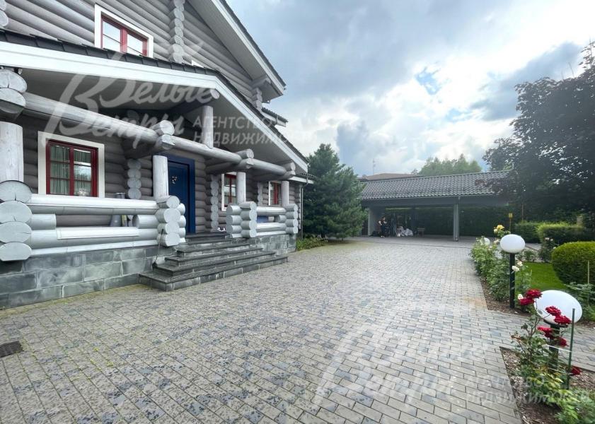 На участке навес для стоянки авто и мощеная парковка