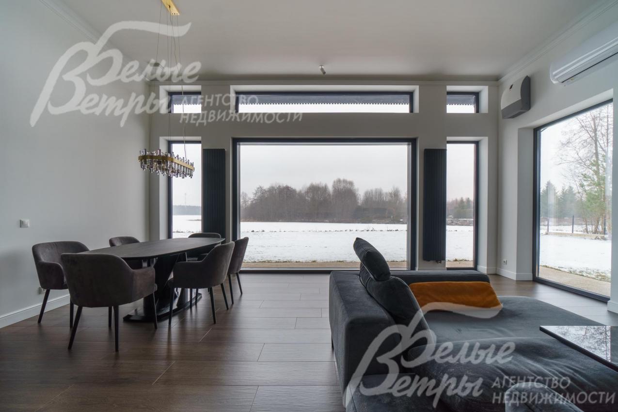 В доме дорогостоящее остекление из теплого алюминия цвета графита. Только в Гостиной 7 окон, в две стороны, включая на озеро.