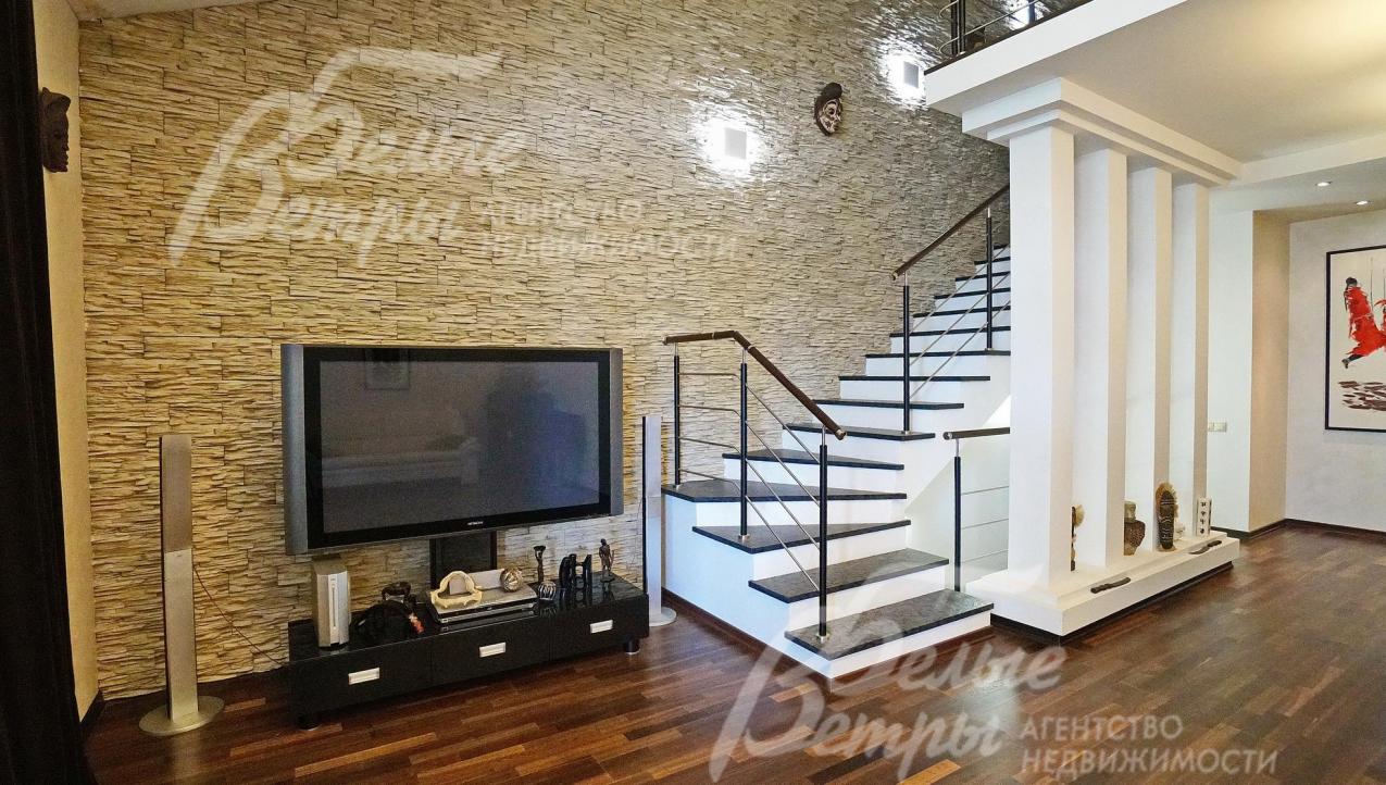 В спальне 24 кв.м на 3-ем этаже с галереей, на которой разместились библиотека и гардеробная