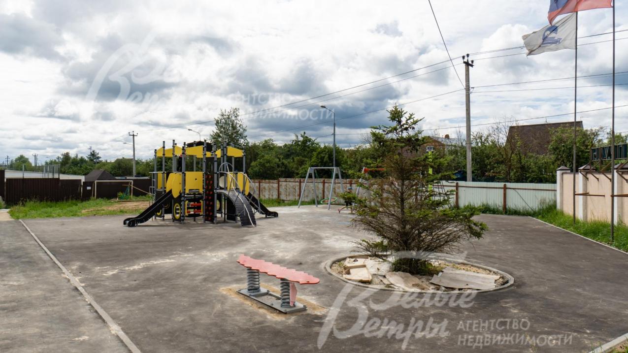 На территории поселка оборудованная детская площадка