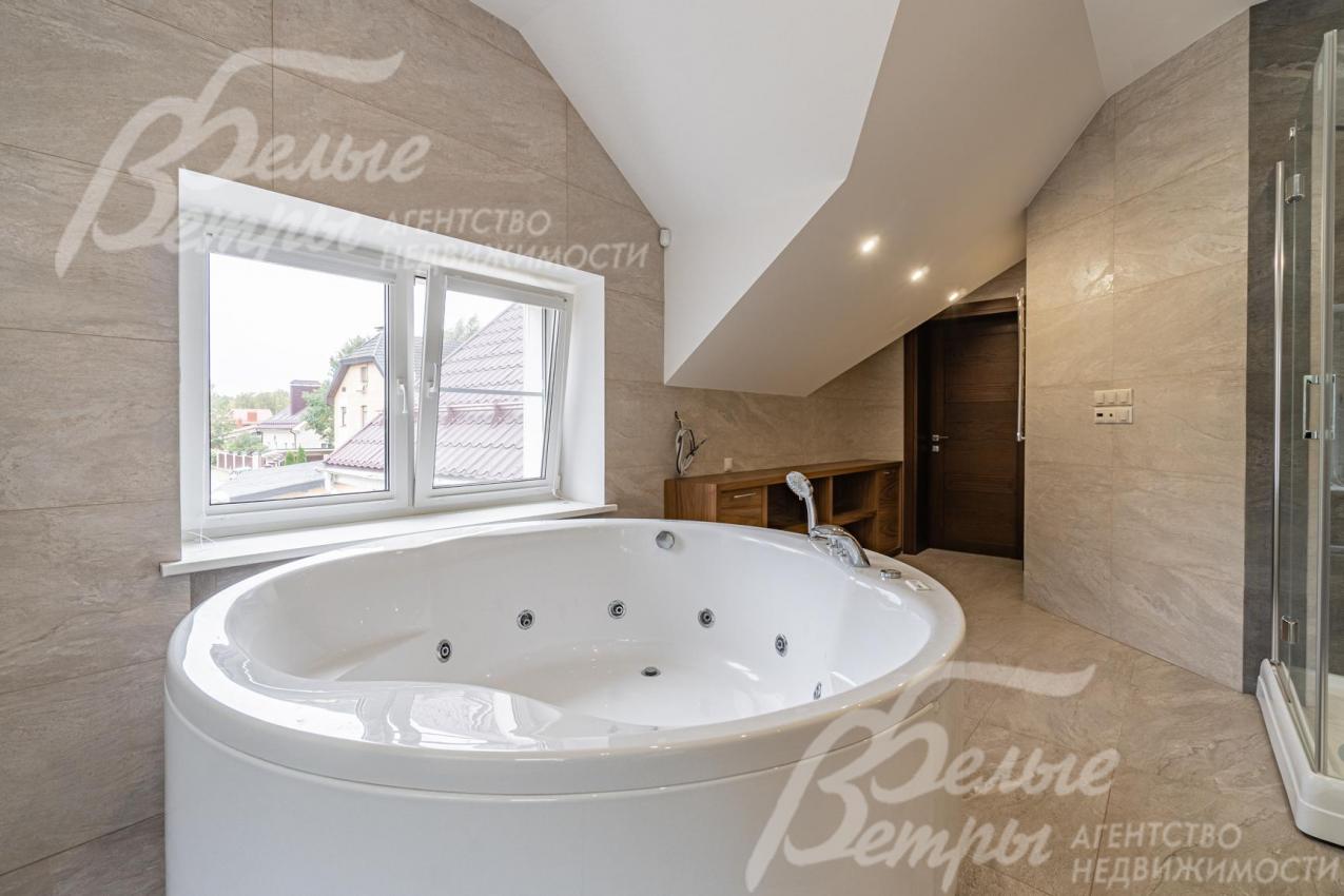 В санузле большая круглая джакузи, итальянская плитка, выводы под телевизор