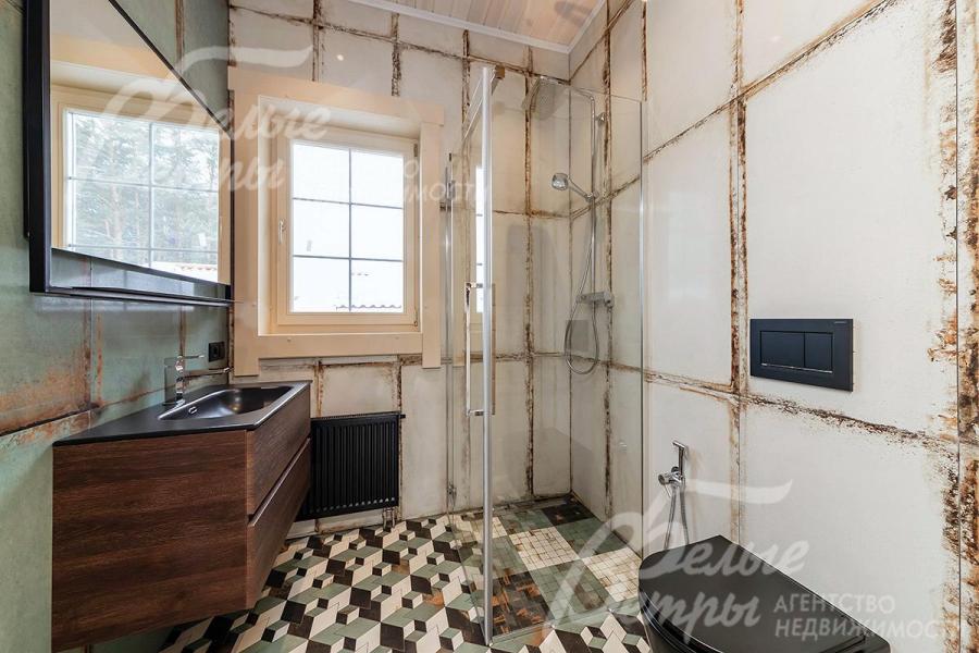 Санузел на втором этаже с душевой