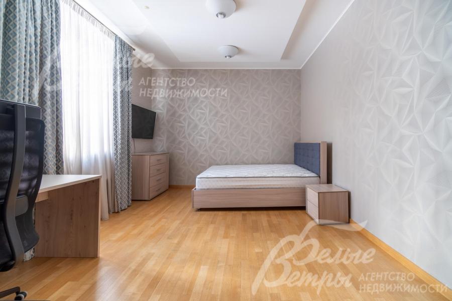 В спальне установлена новая кровать, комод, телевизор, организовано рабочее место