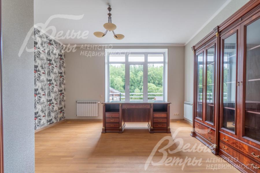 Одна из спален на втором этаже, оборудована под кабинет