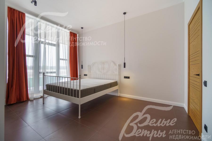 Спальня на 2-м этаже с кроватью и собственным санузлом.