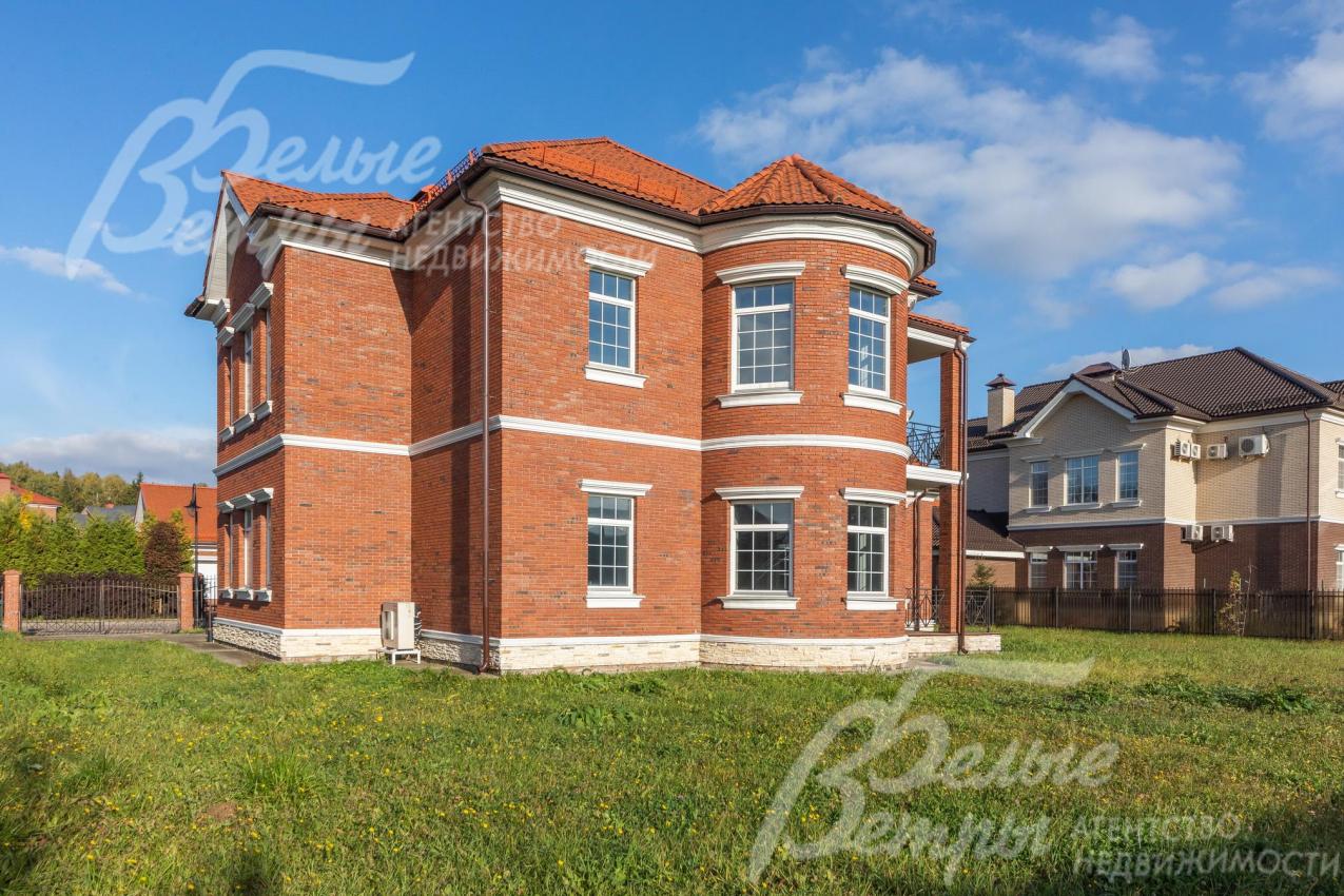 Фасад дома отделан клинкерным кирпичом, цоколь - дикий камень 