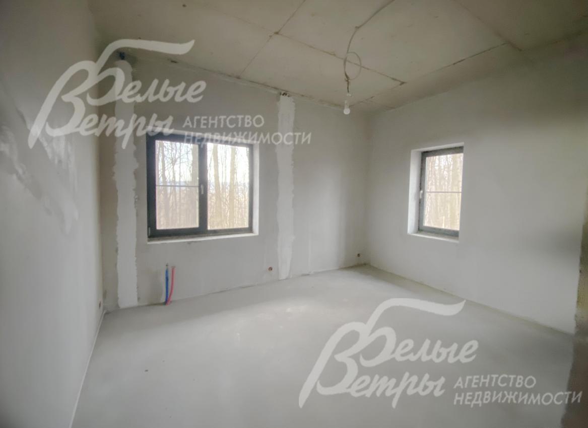 Стены оштукатурены, коммуникации разведены