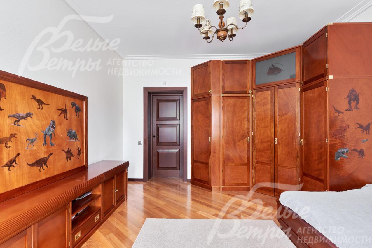 Спальня на втором этаже со стеллажом для игрушек и вместительными платяными шкафами