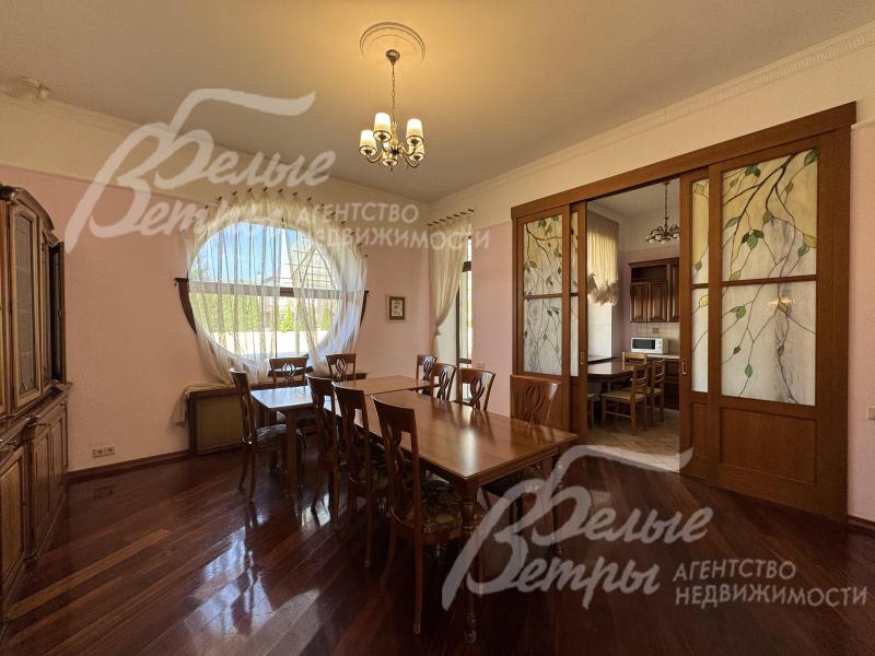 Выход из кухни в столовую - через раздвижные двери с витражами, в столовой - дорогостоящая обеденная группа и окно-роза