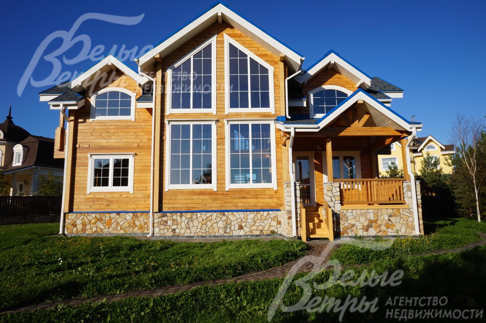 Вид на дом со стороны участка.